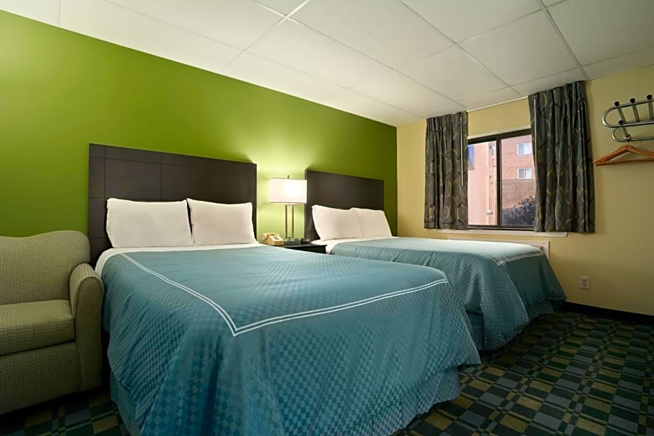 Travelodge by Wyndham Cleveland Lakewood