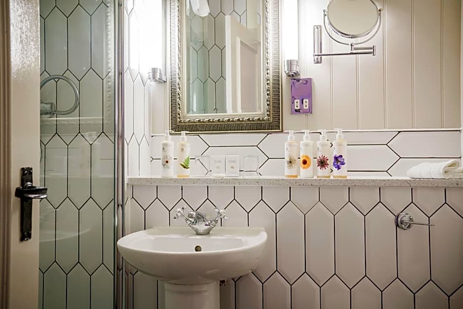 The Bear Of Rodborough Hotel