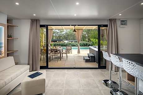 Luxury Marine Mobile Home with Private Pool and Hot Tub