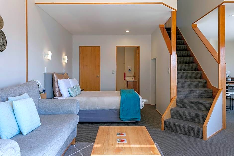Cascades Lakefront Motel