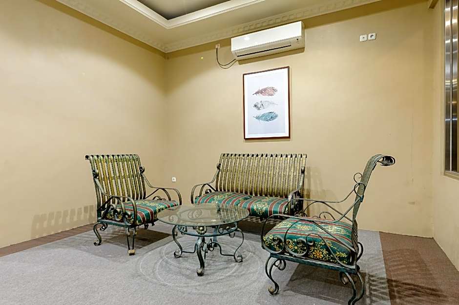 RedDoorz Plus near Soekarno Hatta Airport 2