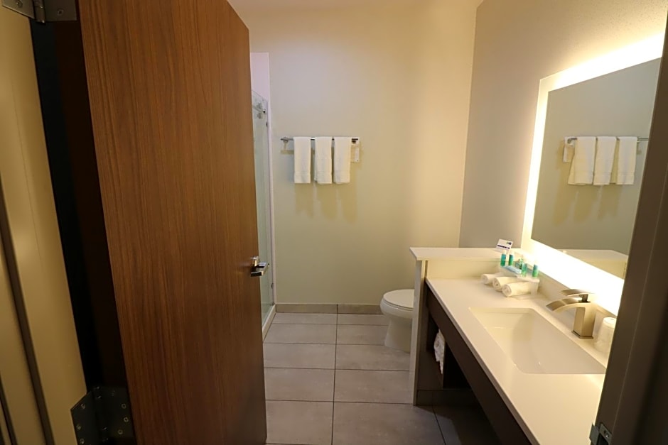 Holiday Inn Express & Suites Coffeyville By IHG