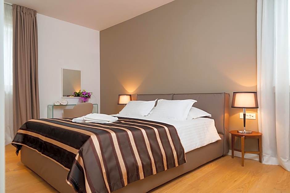 Residence by Vestibul Palace