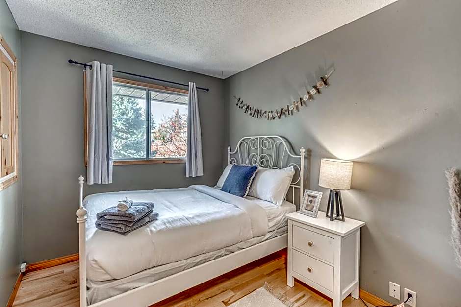Boho Retreat w/King Bed on Bow River Pathway