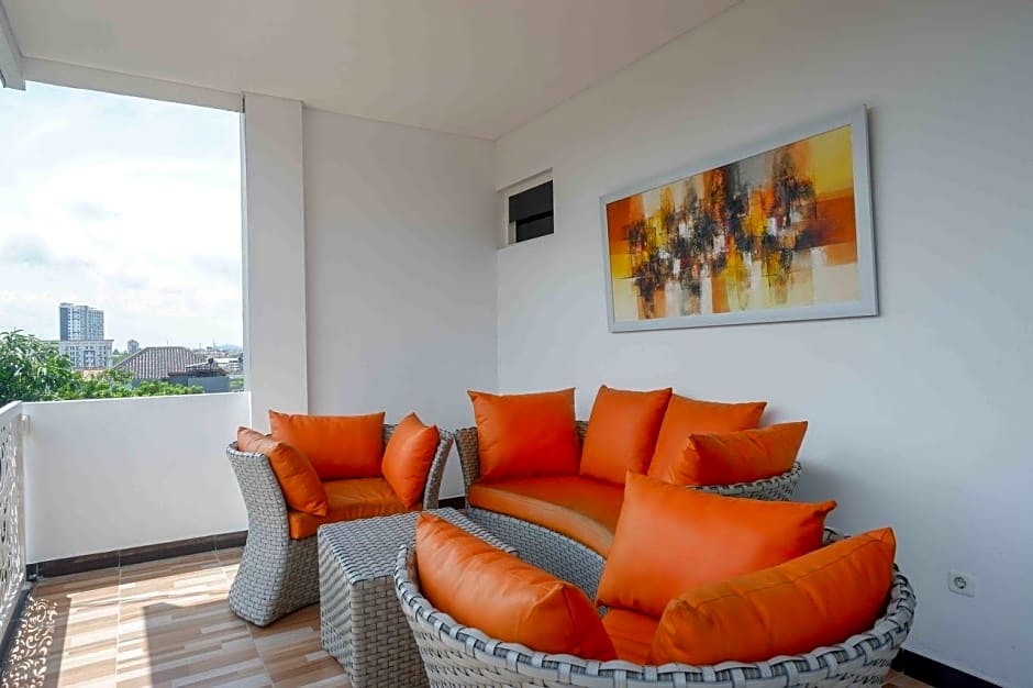 RedDoorz Plus near Patung Kuda Undip