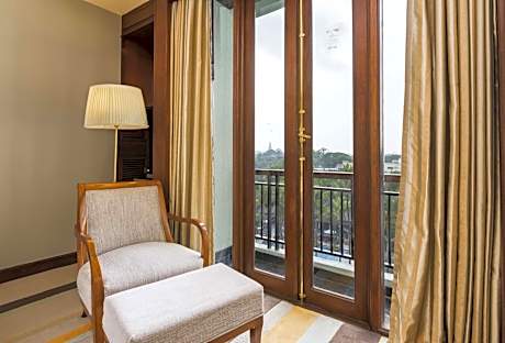 Grand Deluxe Lake or Pagoda View King Bed Room