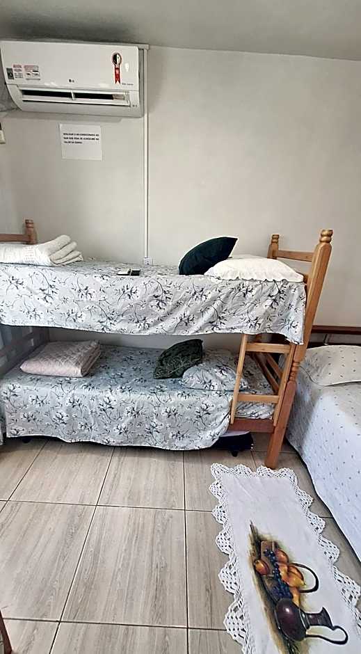 KITNET S2 em TORRES-RS - Na mais bela praia Gaúcha - Cozinha - Banheiro - Ar condicionado - TV smart 32' - Wi-Fi - Estacionamento - Anfitriã Superhost no BnB