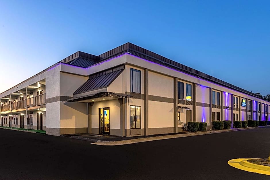 Days Inn & Suites by Wyndham Fayetteville NW Ft Bragg