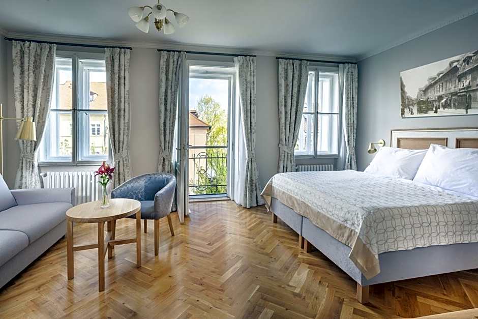 Hotel At the Golden Scissors