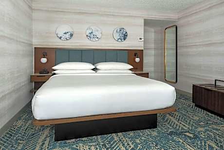 Room, 1 King Bed (Mobility Accessible, Tub) (1 King Bed)