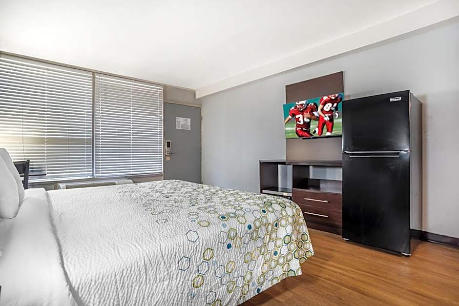HomeTowne Studios by Red Roof Montgomery - Midtown
