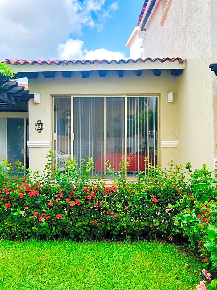 HAB PTa B ÁREA DE VILLAS DENTRO DEL HOTEL Junto al Krystal EN IXTAPA WIFI 2A 1M Con playa