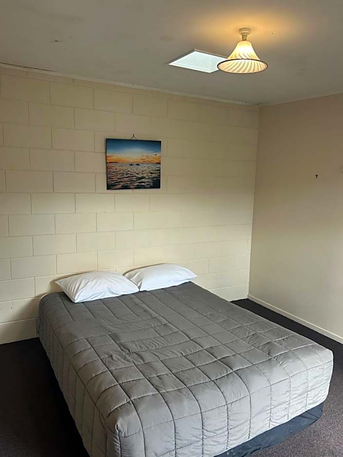 Beachcomber Lodge & Backpacker
