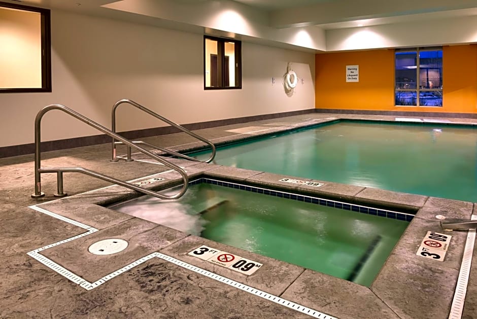 Holiday Inn Express & Suites Overland Park, an IHG Hotel
