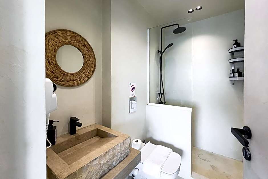 The Pyramids Horizon Studio w Bathtub