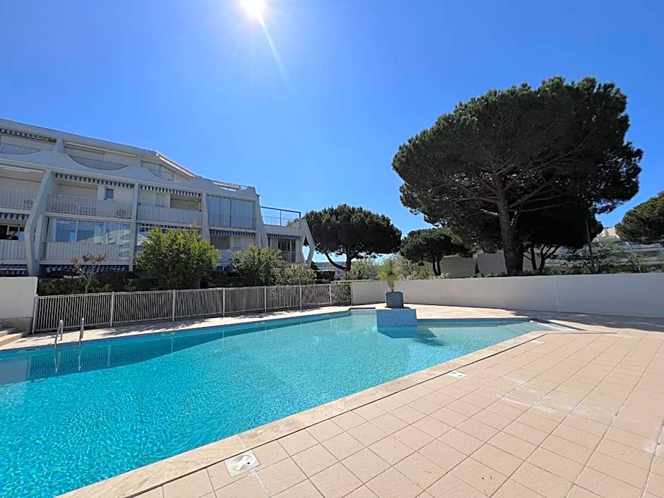 Sol-y-Days Sables Or, vue sur piscine