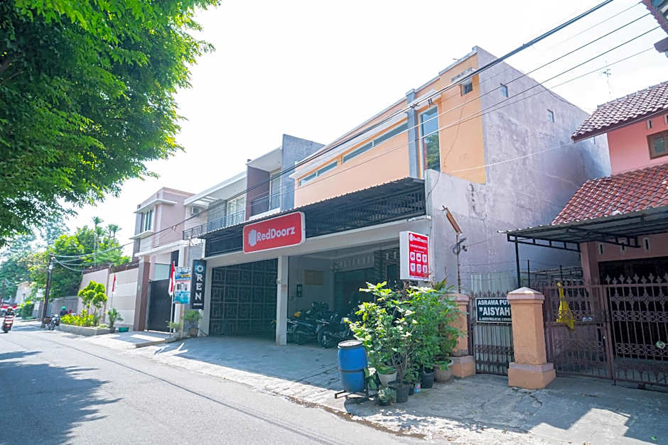 RedDoorz near Matahari Singosaren Solo