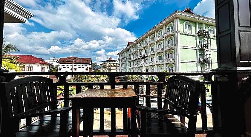 Domon Riverside Hotel