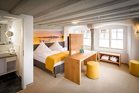 Suite with radiation-free beds
