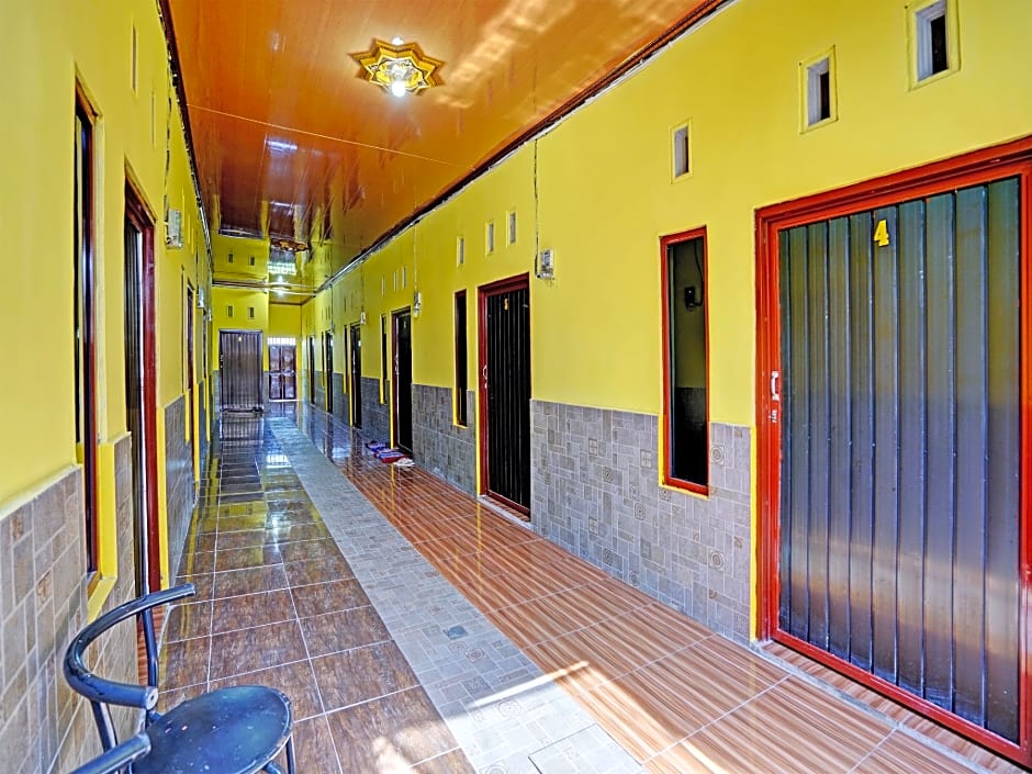 OYO Life 92920 Rumah Kost Azca
