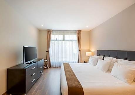 Deluxe Two-Bedroom Apartment with Garden View