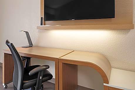 Room, Multiple Beds (Mobility/Hearing Access, Roll-In Shwr) (2 King Beds)