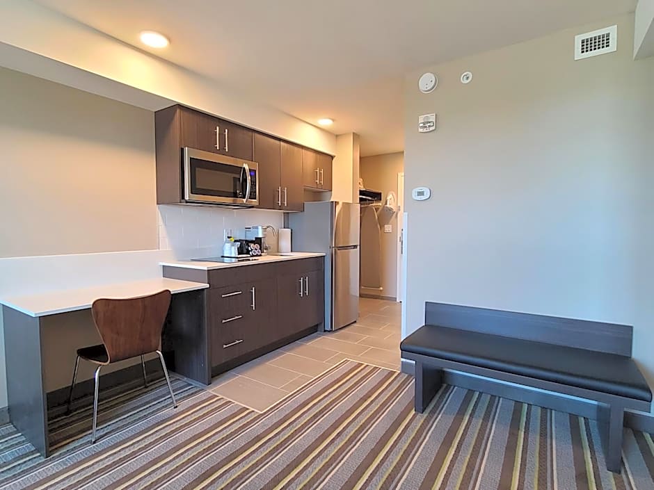 Super 8 by Wyndham Thompson