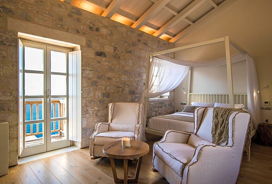 BASSA MAINA Villas & Suites