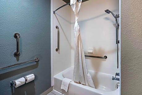 ACCESSIBLE - 1 KING,MOBACC,BATHTB,MICRFG,NSMK,FULL BREAKFAST