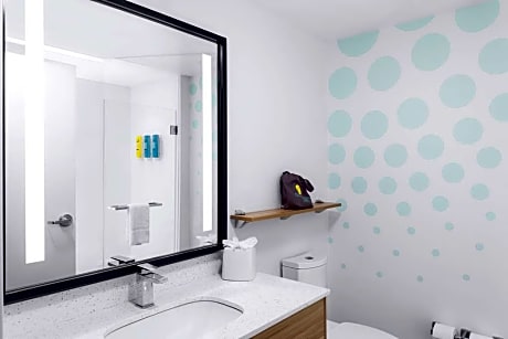 1 King Hearing Accessible Room