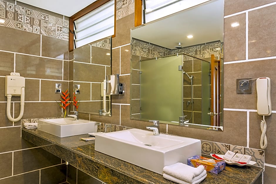 Travellers Beach Hotel & Club