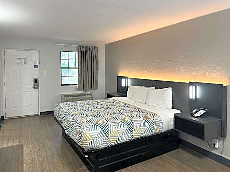 1 King Bed | Mobility Access RI Shwr Smk