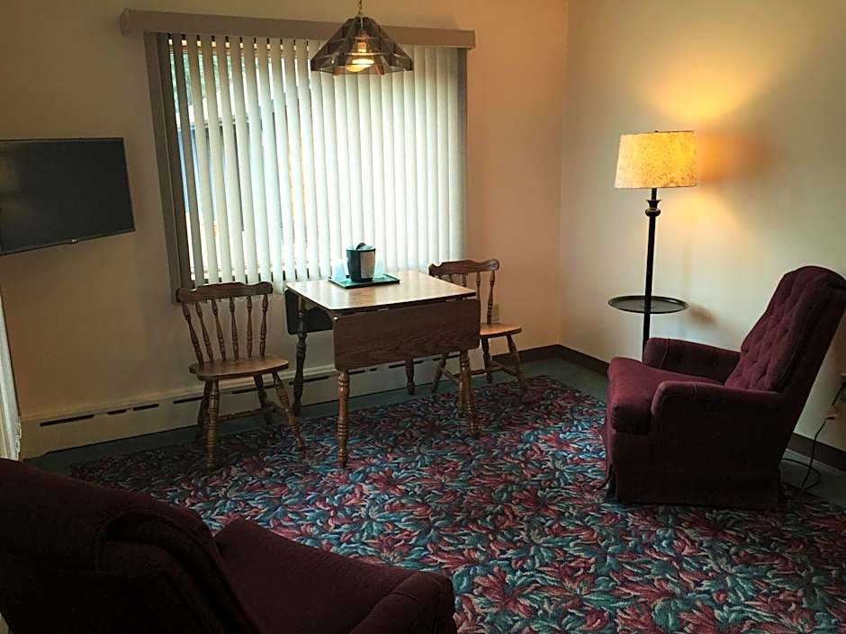 Photo 1 of 5 of 1 Queen Bed with Sofabed Suite