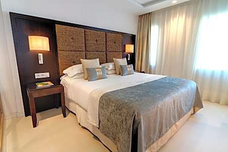 Classic Double or Twin Room with City / Interior View