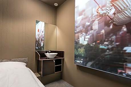 Budget Single Room with Shared Bathroom