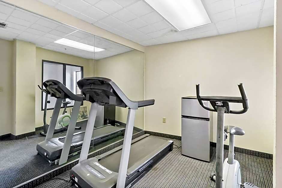 Red Roof Inn & Suites Fayetteville-Fort Bragg