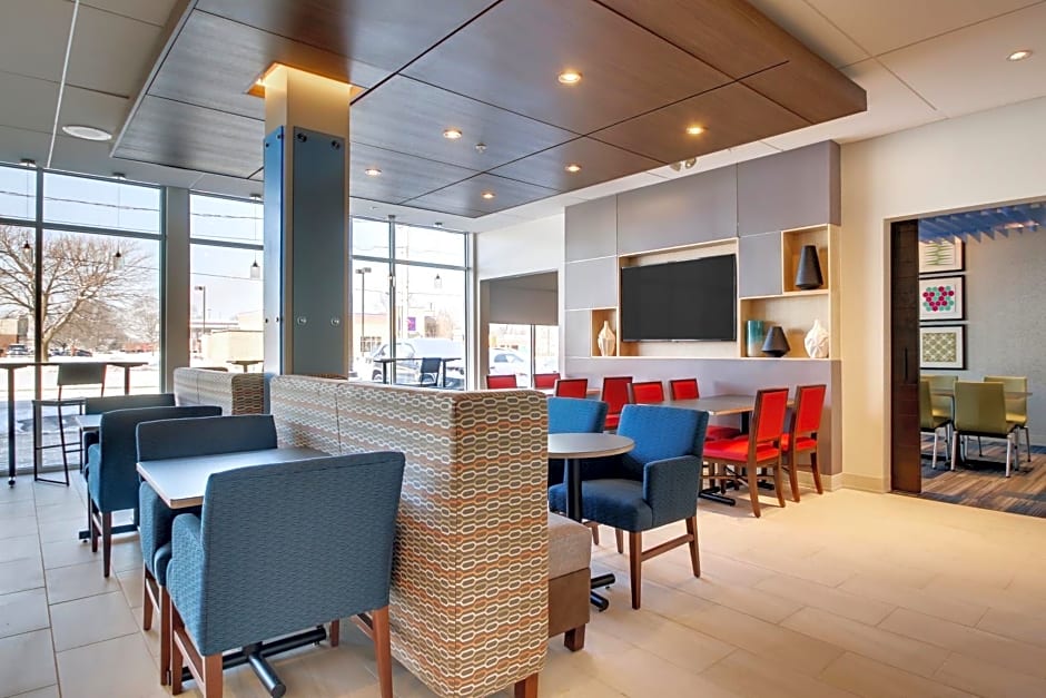 Holiday Inn Express & Suites Galesburg By IHG