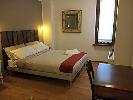 Deluxe Double Room (2 Adults + 1 Child)