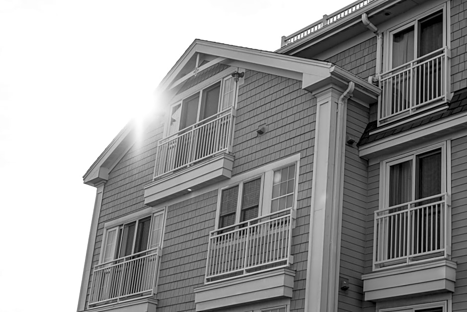 Newport Beach Hotel And Suites