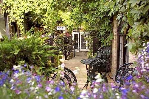 Crown & Cushion Hotel