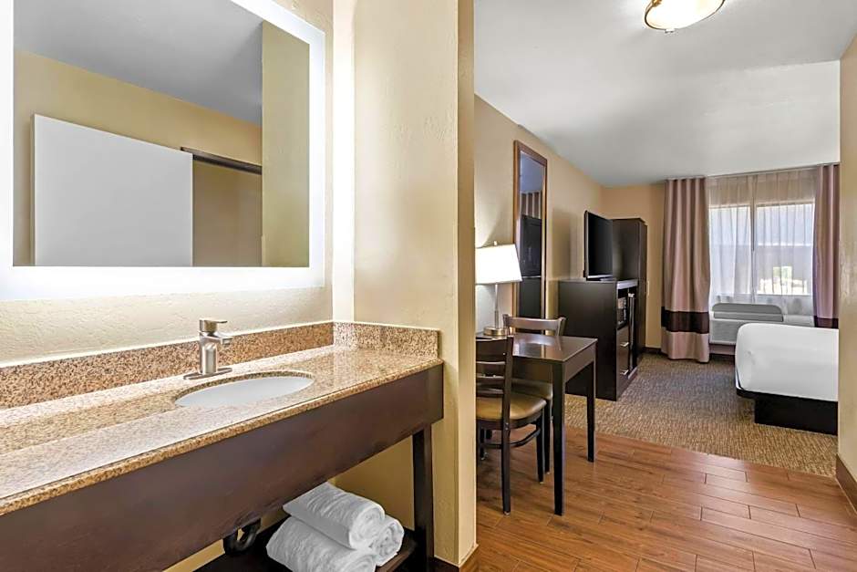 Comfort Inn and Suites Surprise Near Sun City