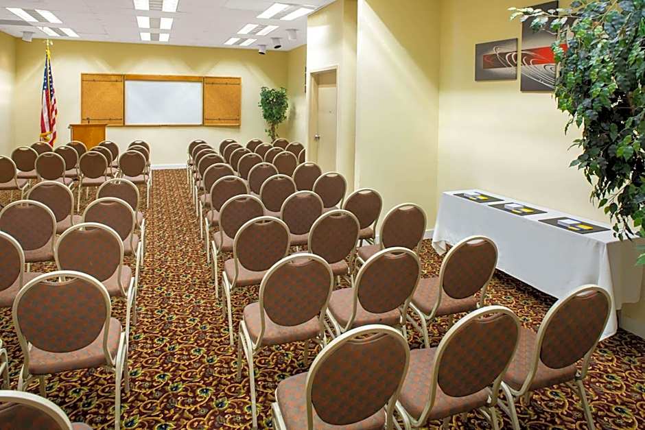Days Inn & Suites by Wyndham Tallahassee Conf Center I-10