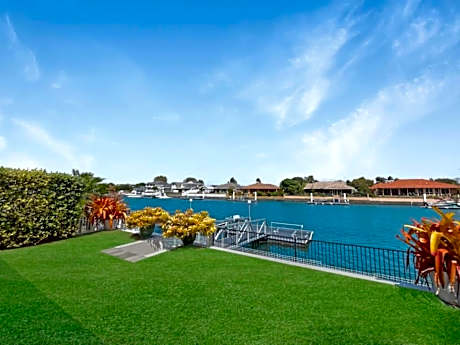 Spacious Holiday Unit on Canal at Banksia Beach