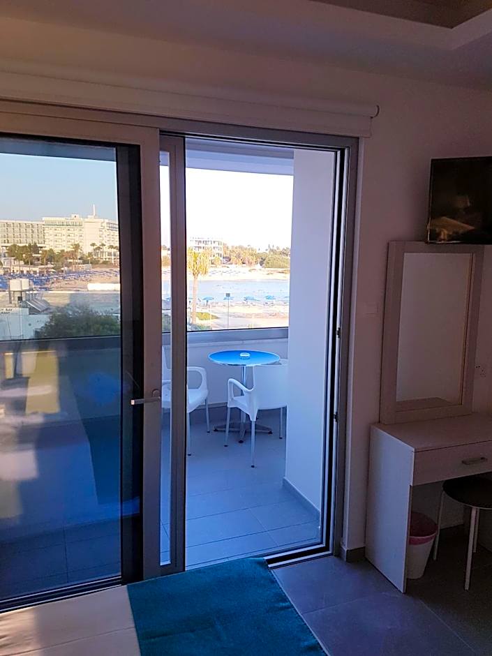 Christopher's Sandy Beach Suites