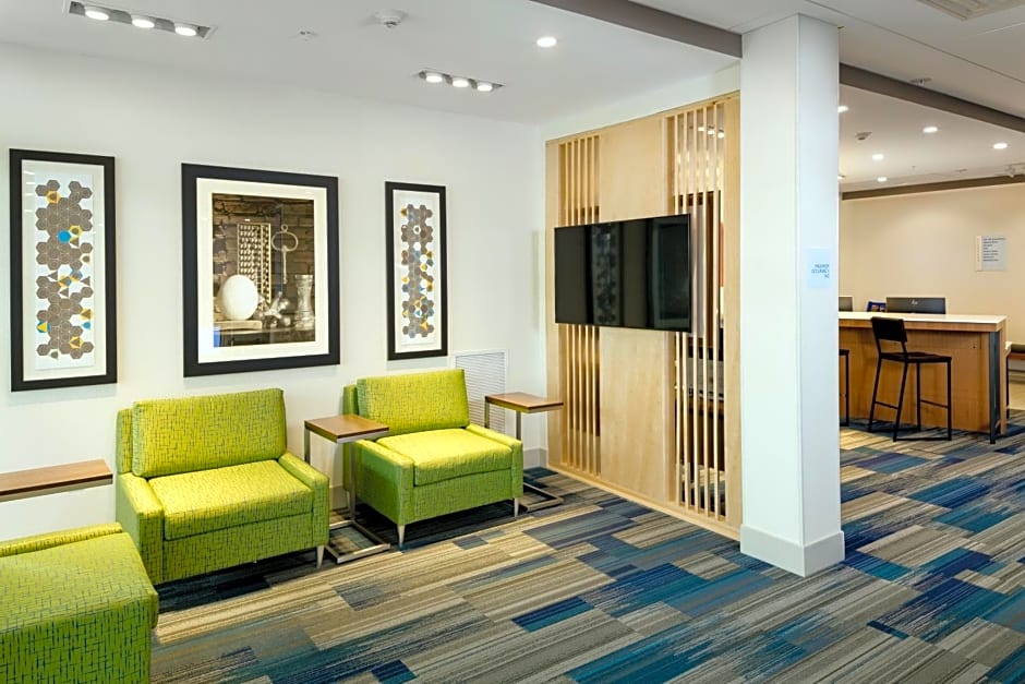 Holiday Inn Express & Suites - Medford, an IHG Hotel