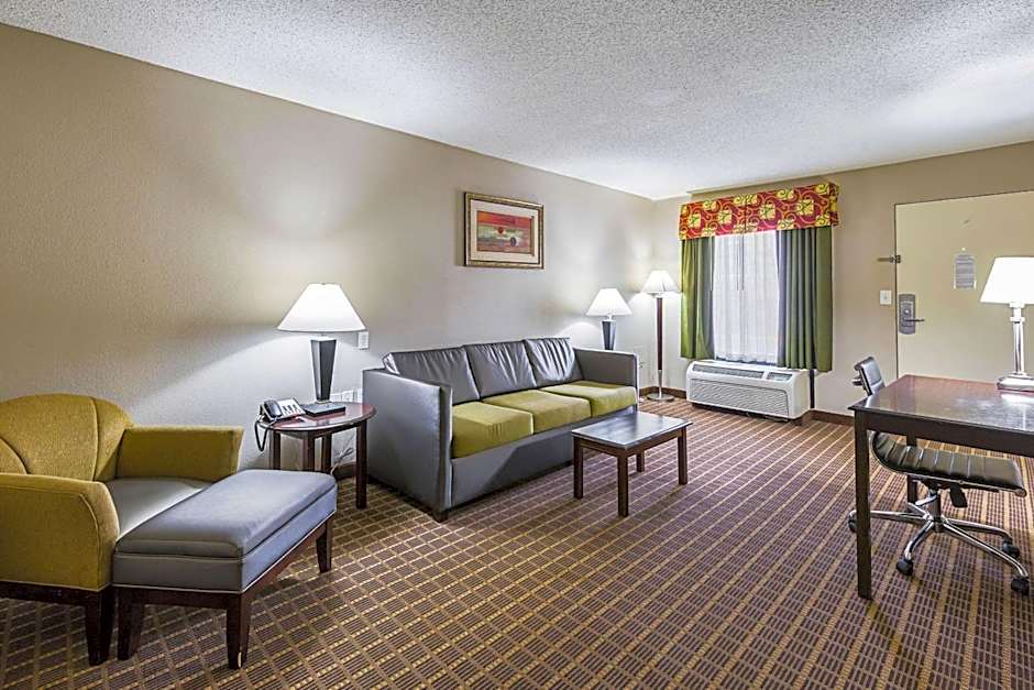Quality Inn & Suites Greenville - Haywood Mall