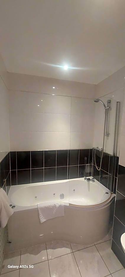 LONDONDERRYS Bar and Accommodation