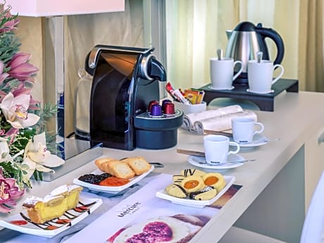 Privilege Room with double bed and single bed, overlooking the sea