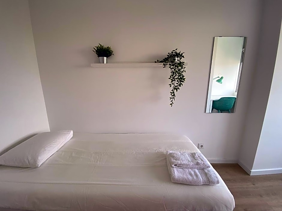 Carcavelos Beach walking distance room in shared apartment