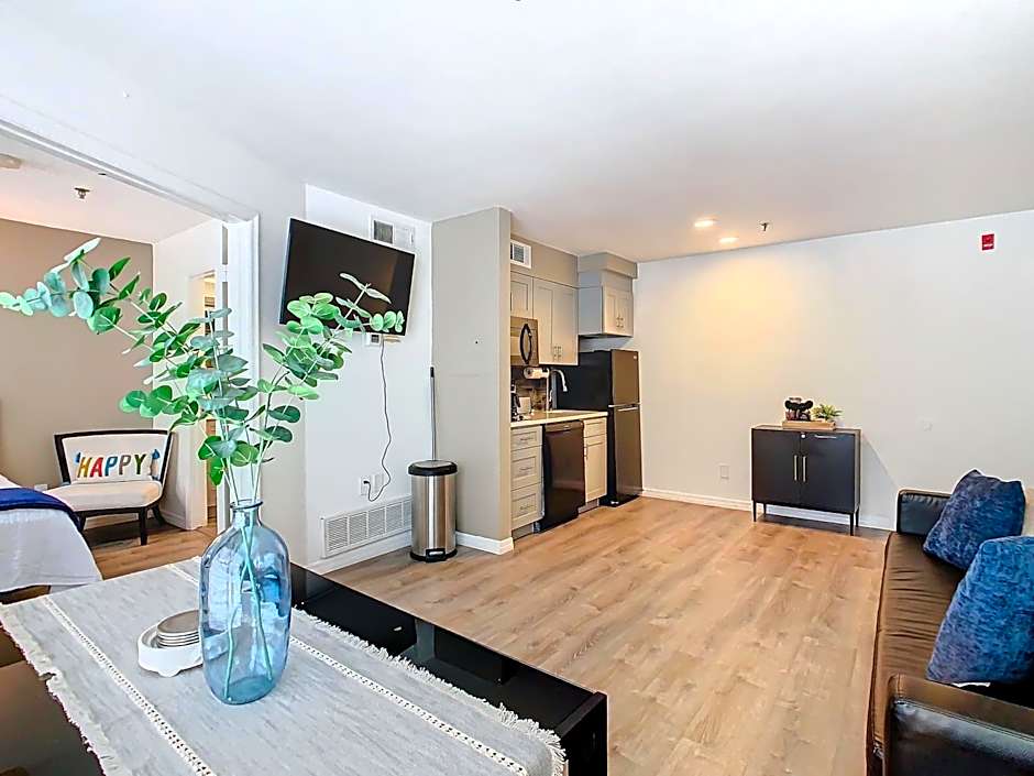 Be Our Guest! 1 Bedroom Condo Near Disney Parks!